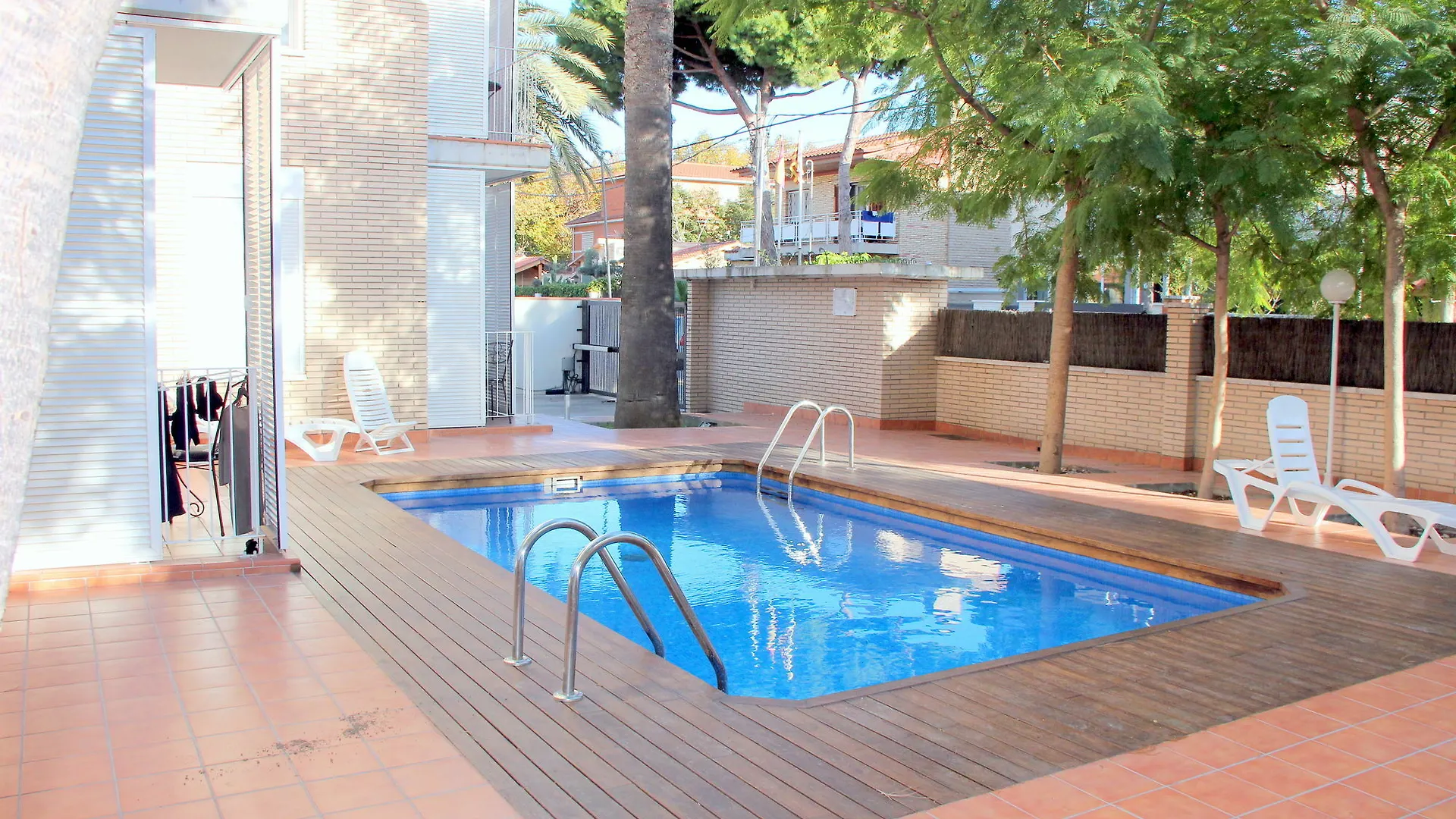 Apartamentos Caru contacts